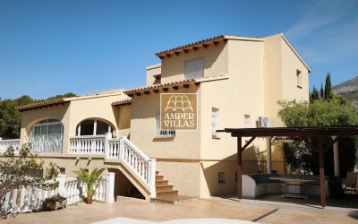 Spacious villa with guest apartment within short distance of the center of Altea la Vella.